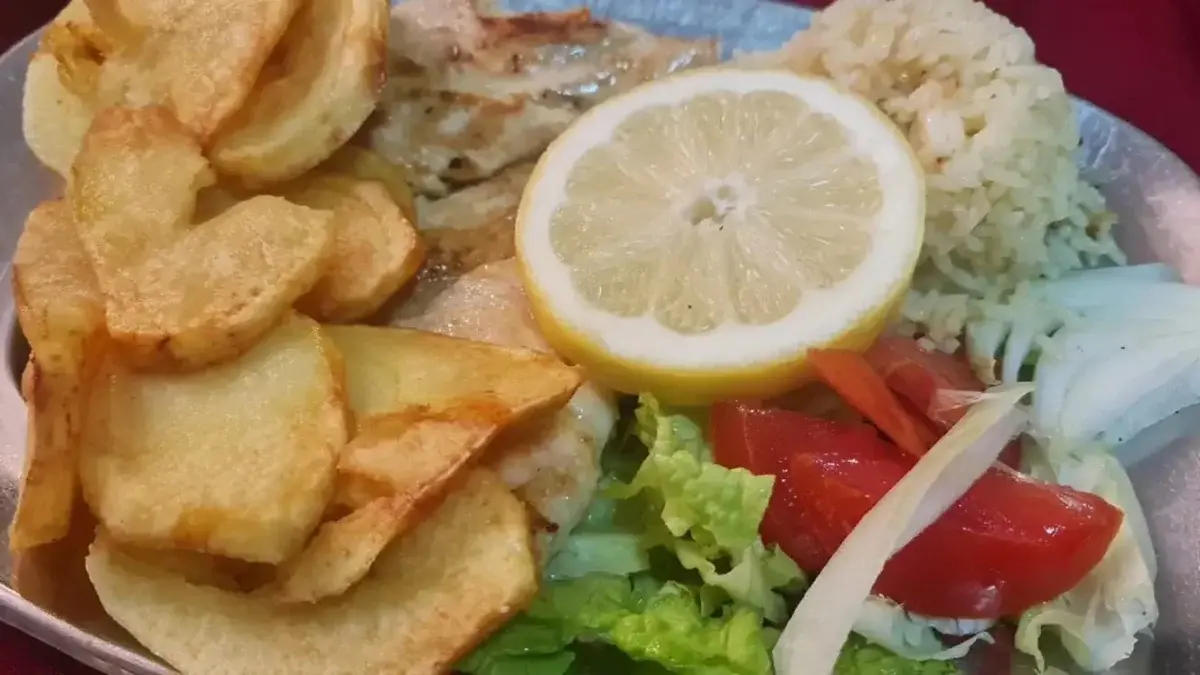 Bistecche di pollo alla griglia con patatine fritte, riso e uova