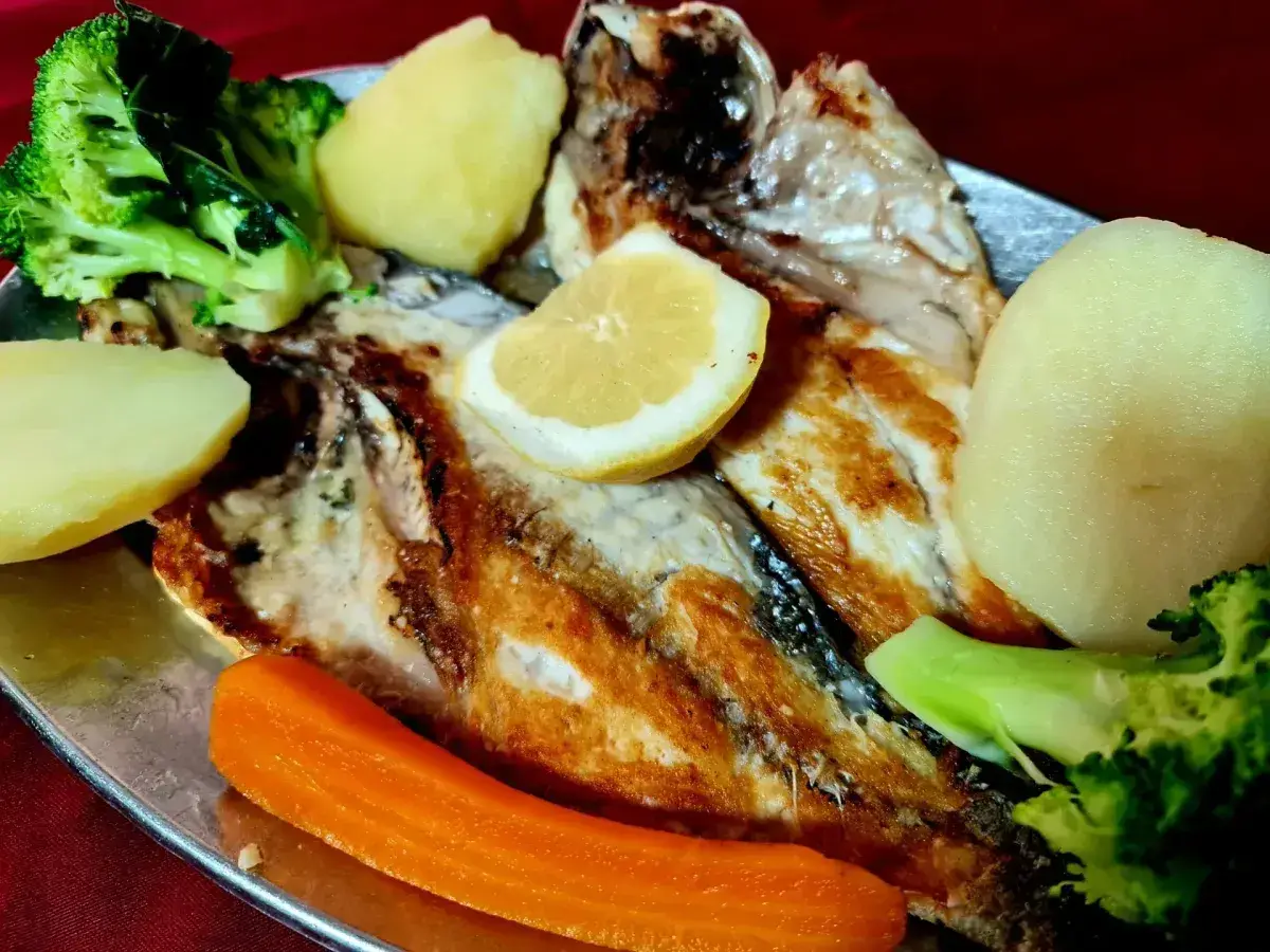 Dorado alla griglia con patate e verdure