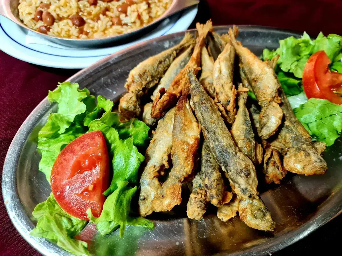 Carapauzinhos fritos com arroz de feijão