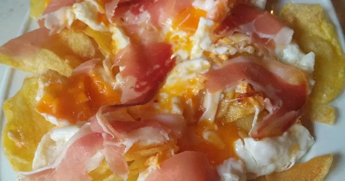 Uova fritte con prosciutto e patatine fritte