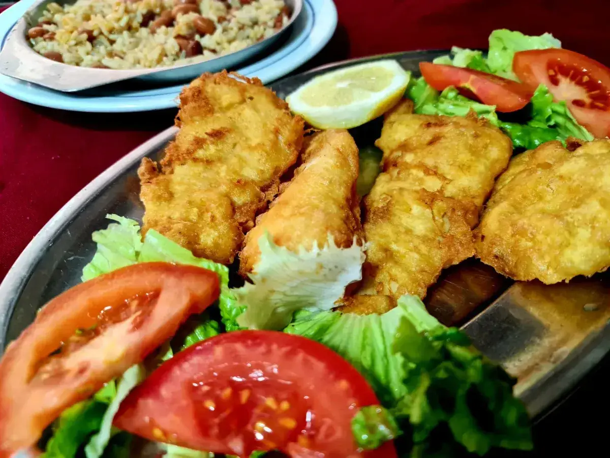 Filetes de Pescada com arroz de feijão