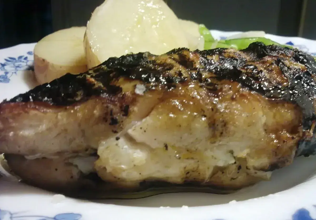 Pesce sciabola grigliato o fritto con riso e fagioli