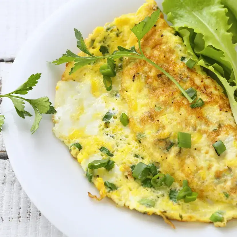 Frittata di erbe sottili con patatine fritte e insalata mista