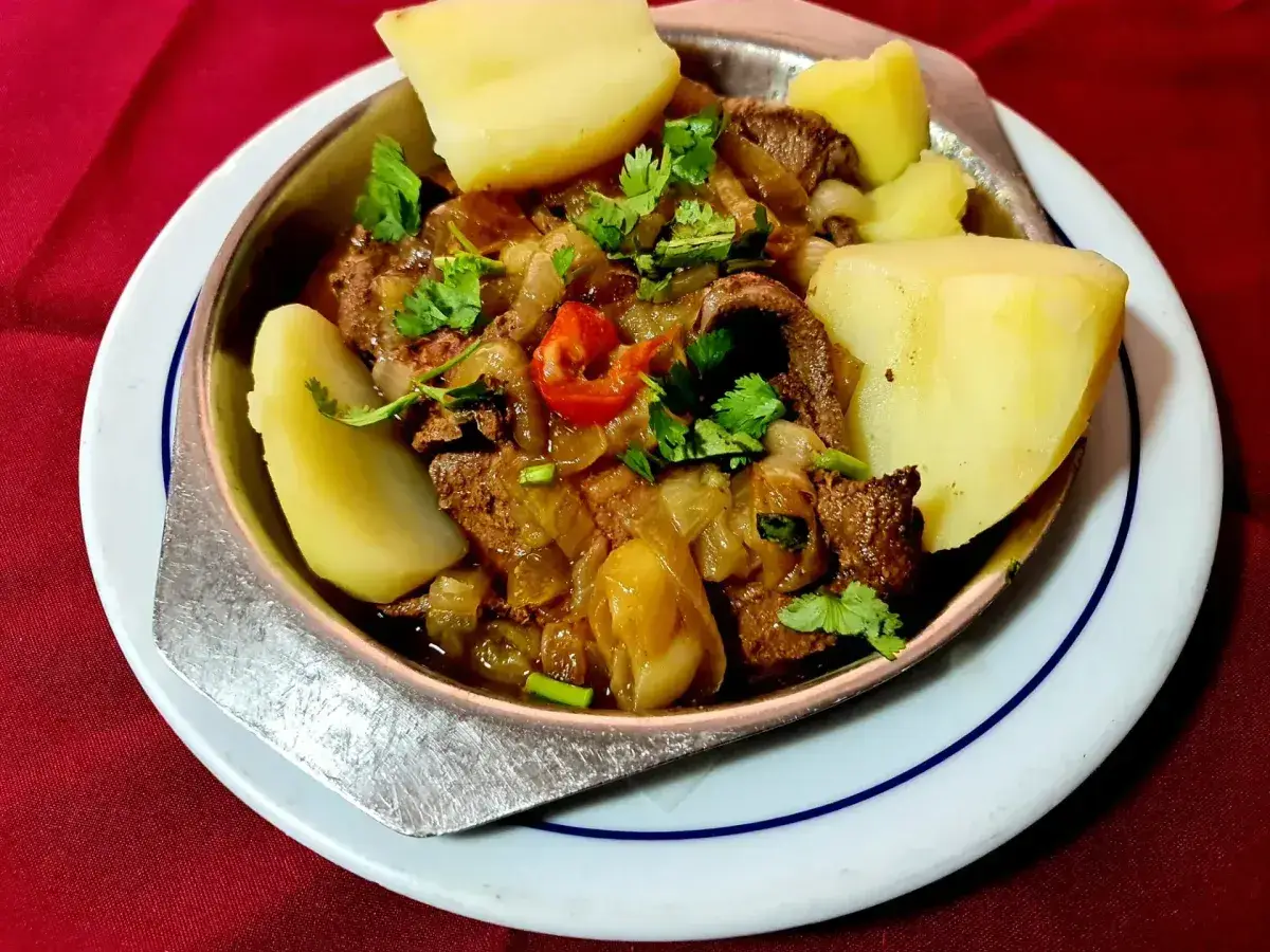 Iscas de Porco em Cebolada com batata cozida ou frita