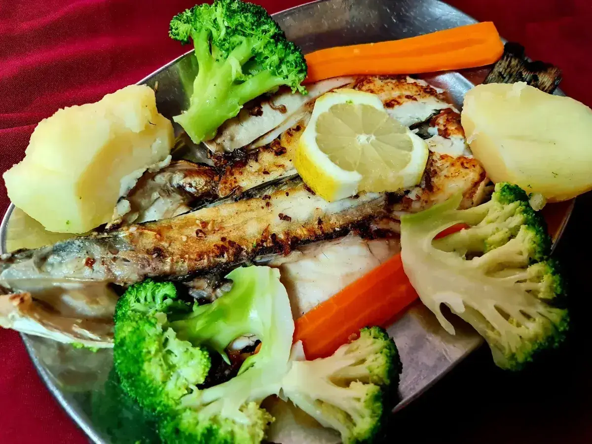 Branzino alla griglia con verdure bollite