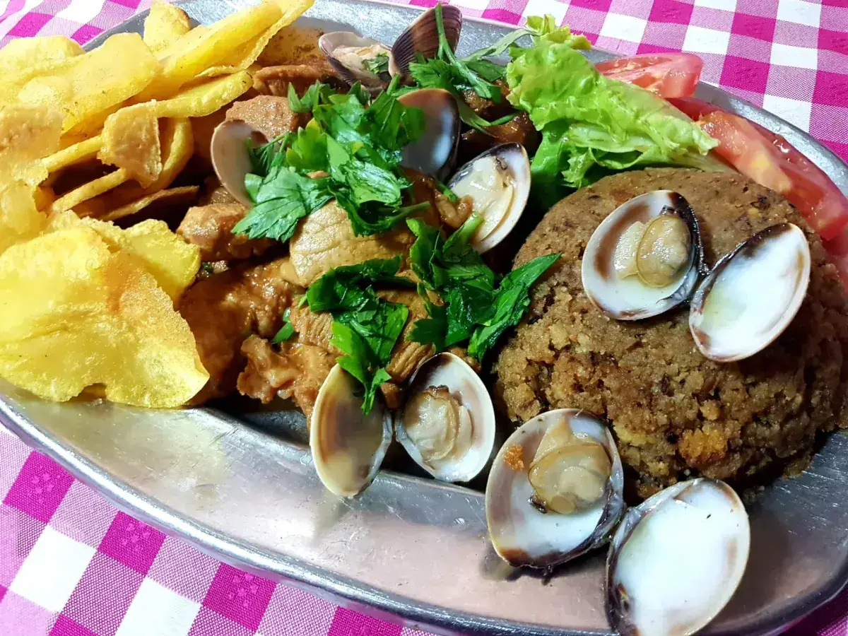 Carne de Porco à Alentejana com migas, batata frita e ameijoa