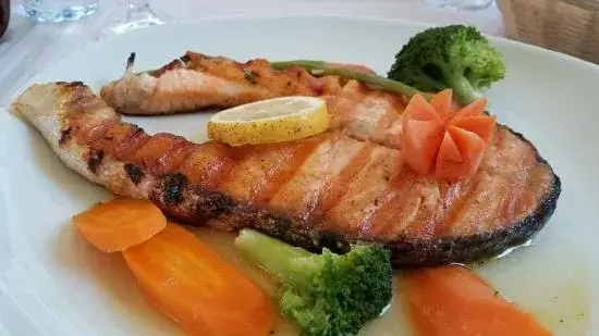 Salmão na grelha com legumes