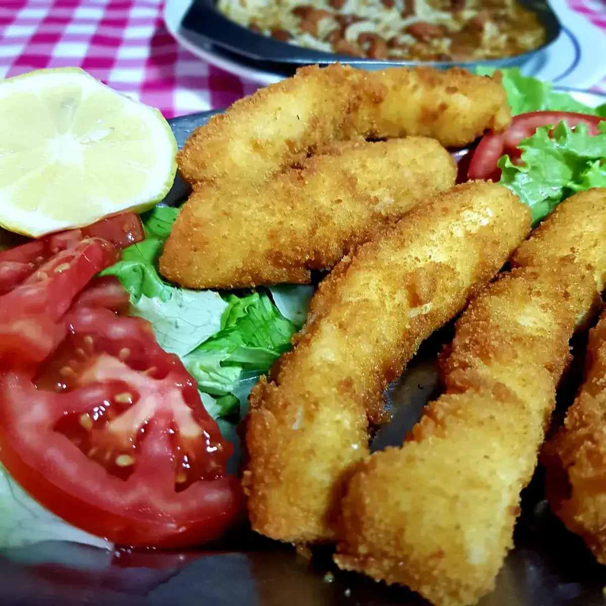 Filetes de Choco frito com arroz com feijão