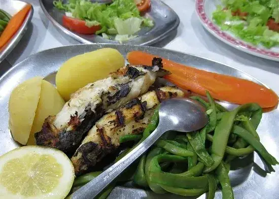 Pesce sciabola alla griglia con verdure lesse e patate