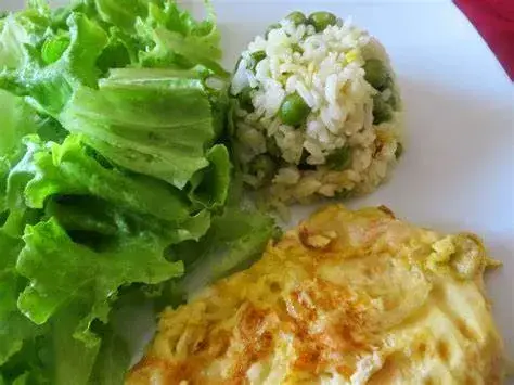 Frittata di formaggio con riso, patatine fritte e insalata