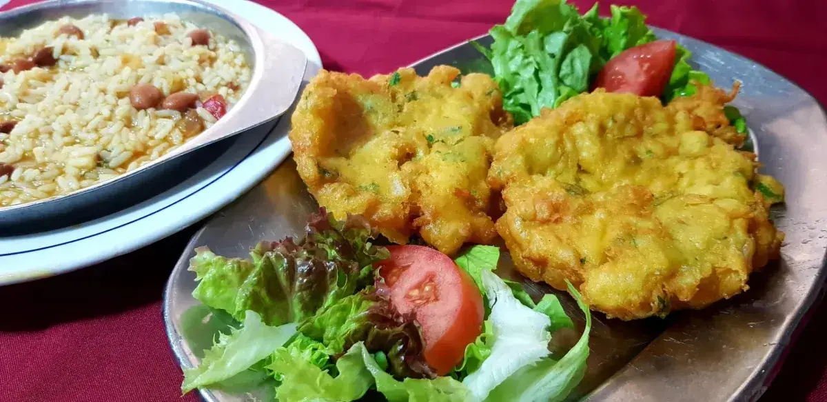 Pataniscas de Bacalhau com arroz de feijão